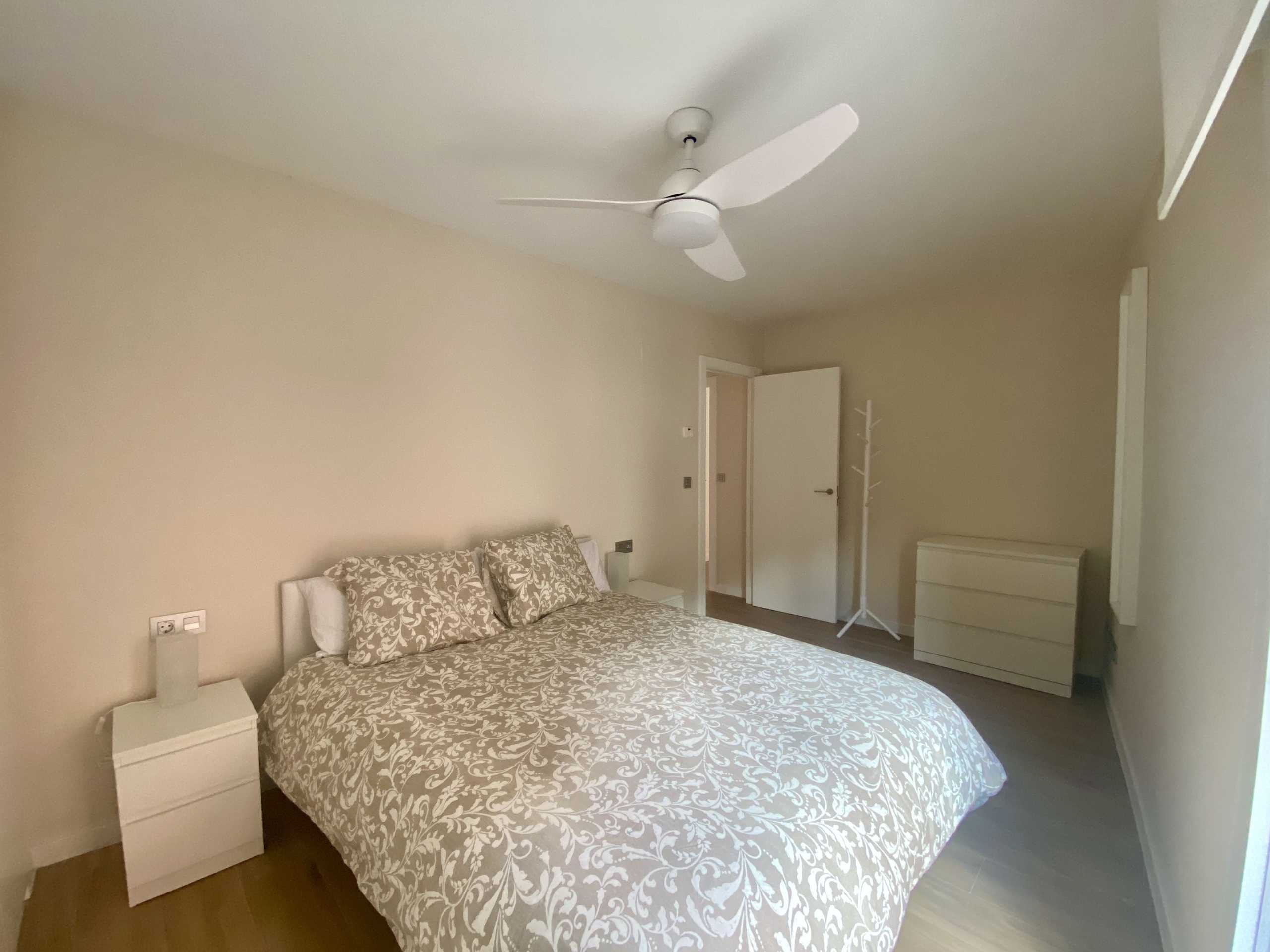 Descalzos 24, Bajo A