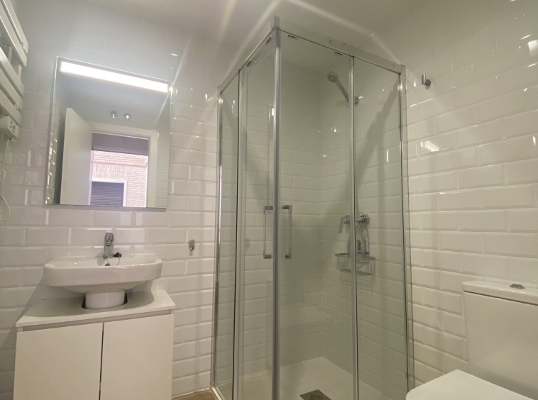 Descalzos 24, Bajo A