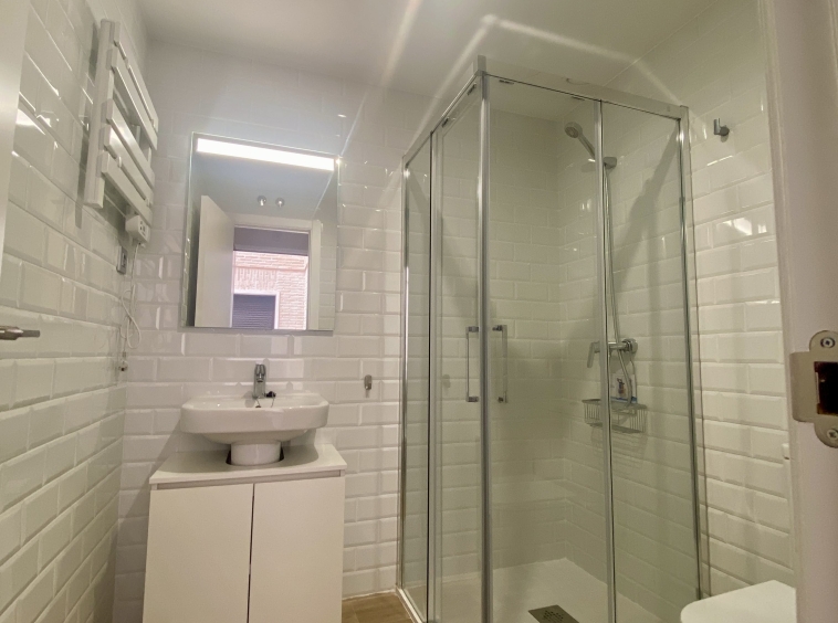 Descalzos 24, Bajo A